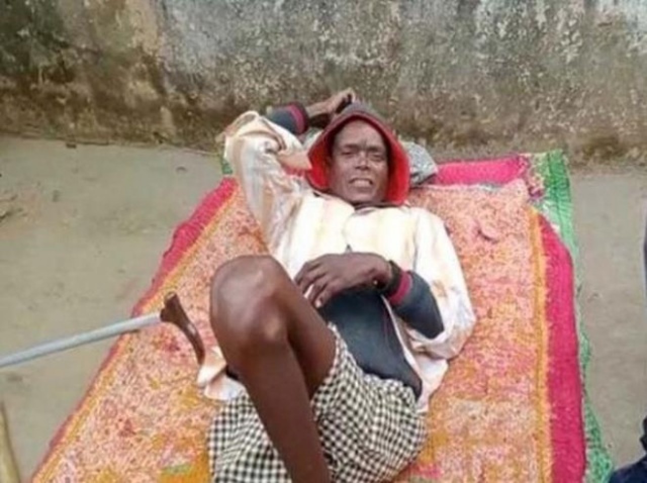 55 yaşındaki felçli adam,  koronavirüs aşısı yaptırdıktan sonra yürümeye başladı 7