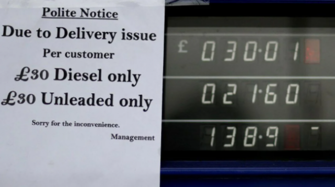 İngiltere'de petrol krizi devam ediyor: Sürücüler arasında bıçaklı kavga 8