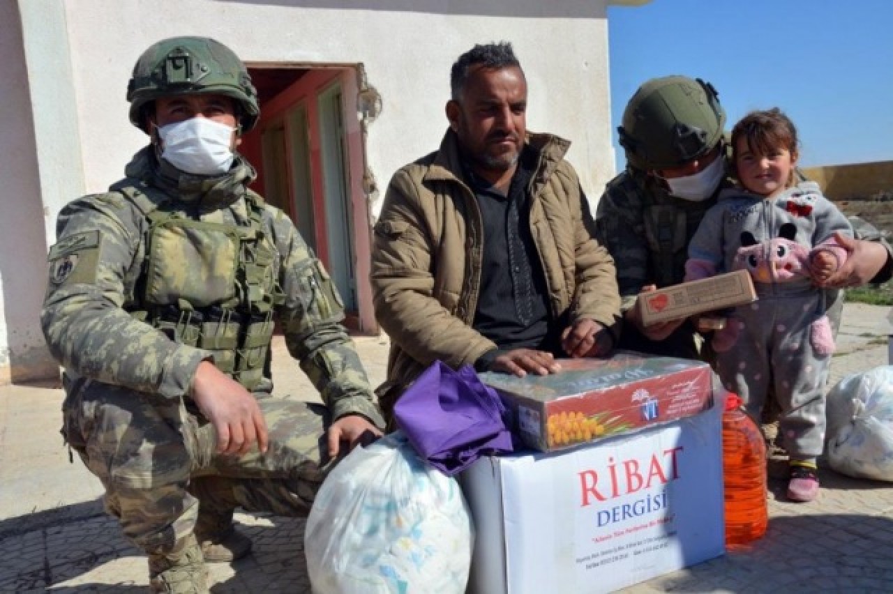 Mehmetçik Resulayn'daki çocuklara yardım dağıttı 8