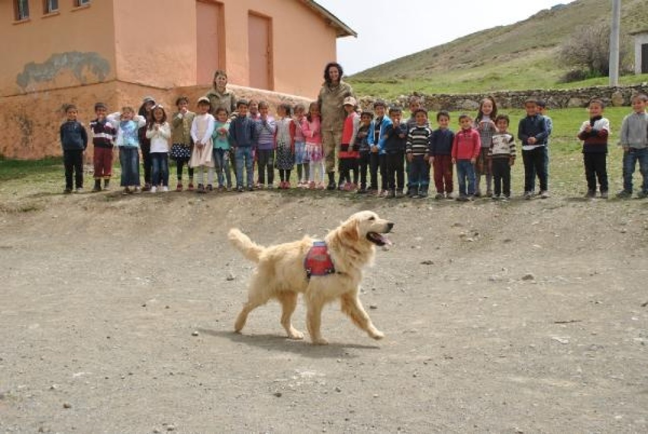 Kadın komutanlar çocukları ziyaret etti 3