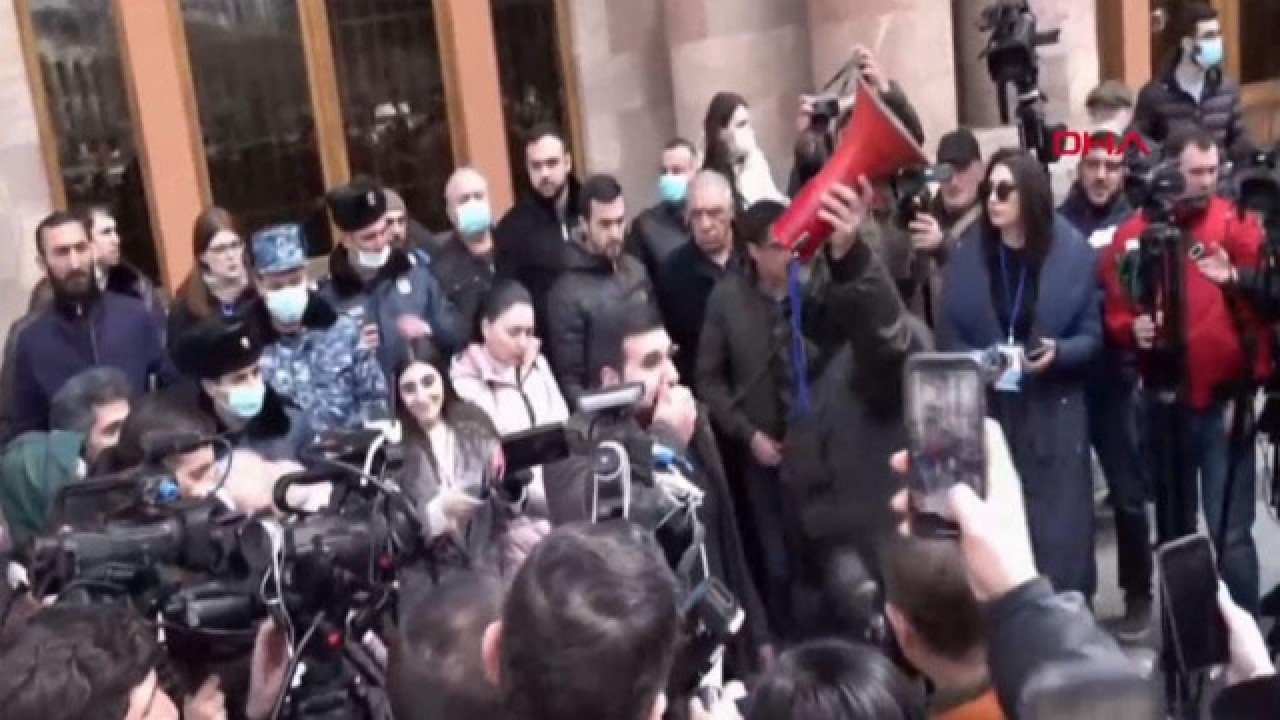 Ermenistan'da darbe: İşte ilk görüntüler 4