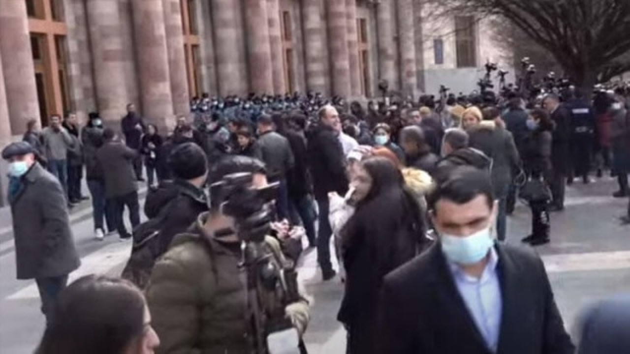 Ermenistan'da darbe: İşte ilk görüntüler 8