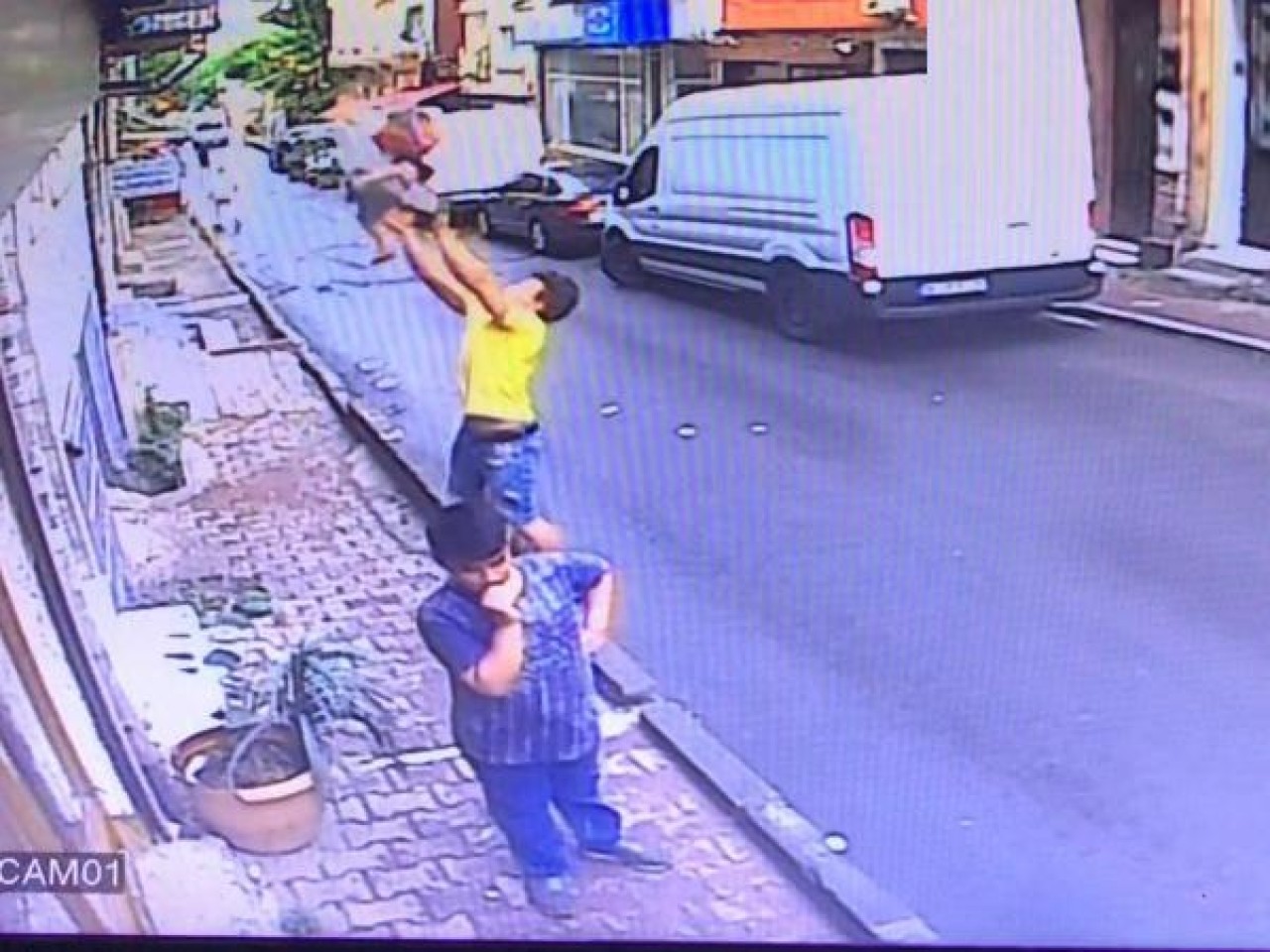 İkinci kattan düşen bebeği havada yakaladı 4