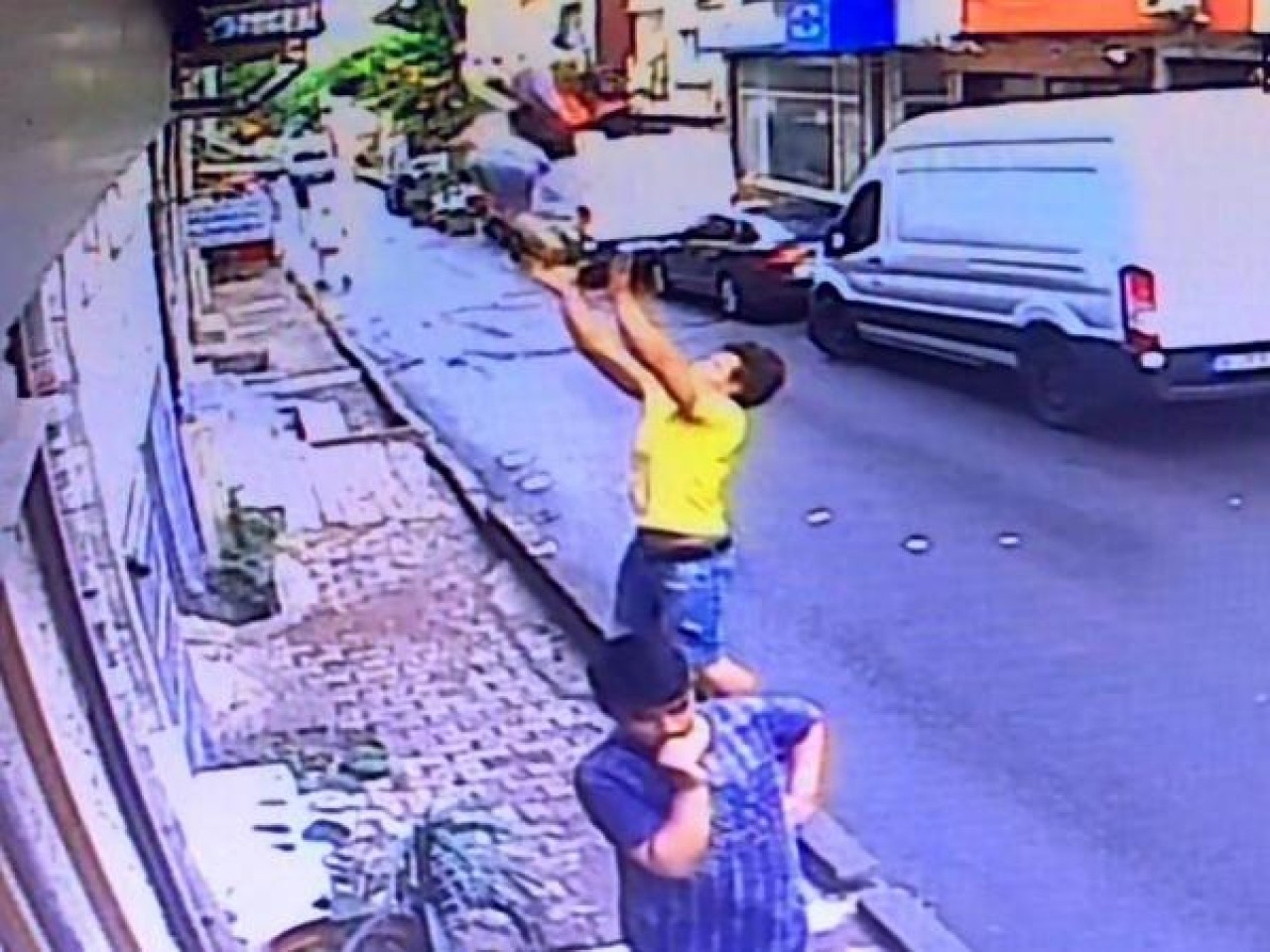 İkinci kattan düşen bebeği havada yakaladı 3