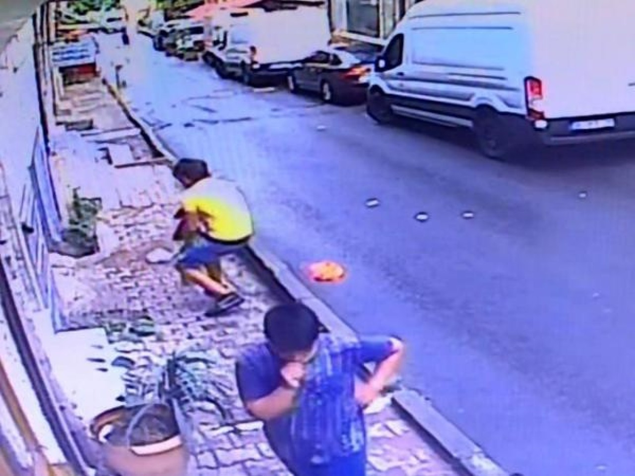 İkinci kattan düşen bebeği havada yakaladı 5