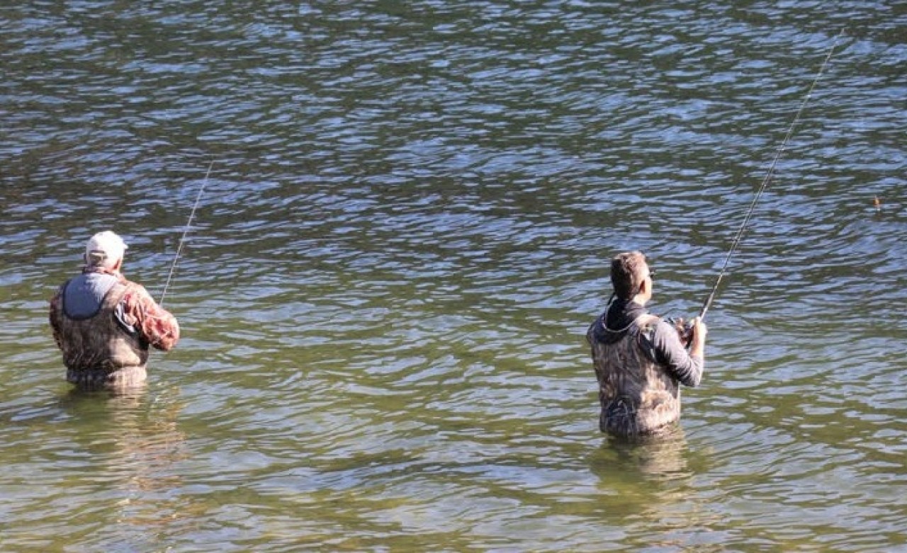 Balık tutkunlarının Abant alası mesaisi