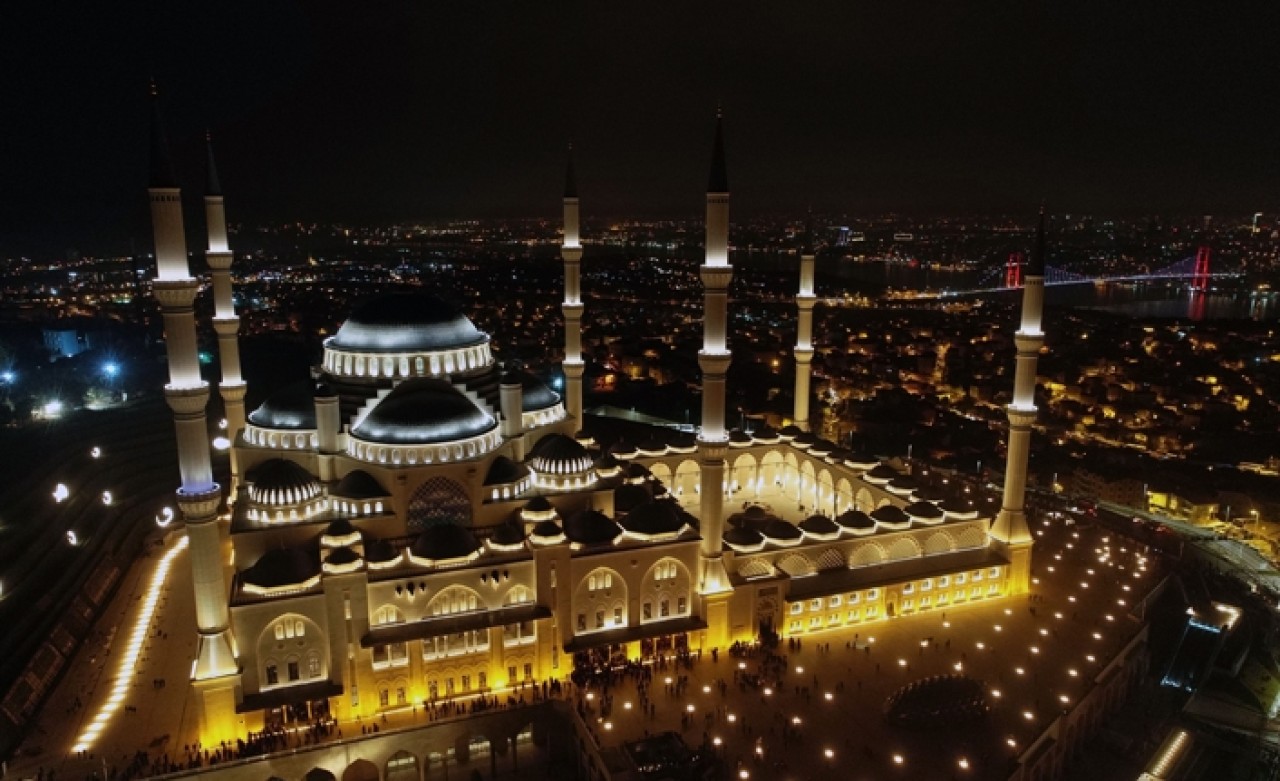 Binlerce kişi Çamlıca Camisi'nde buluştu