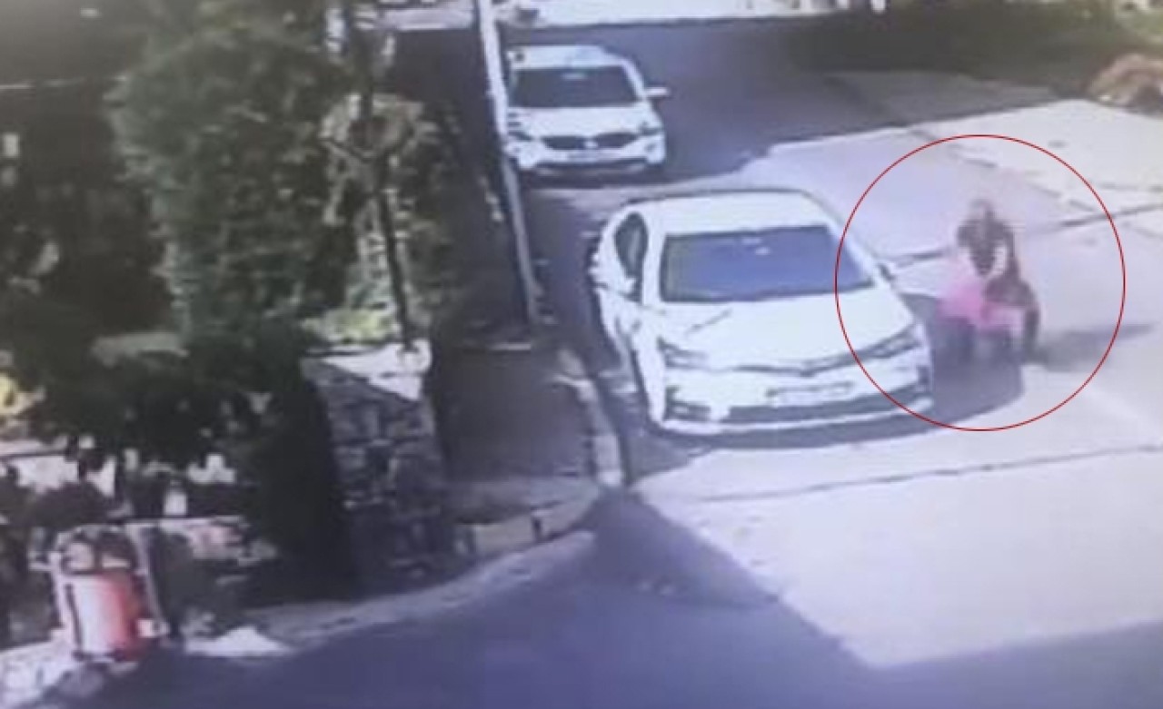 Çocuğu sokak ortasında döven kişi yakalandı!