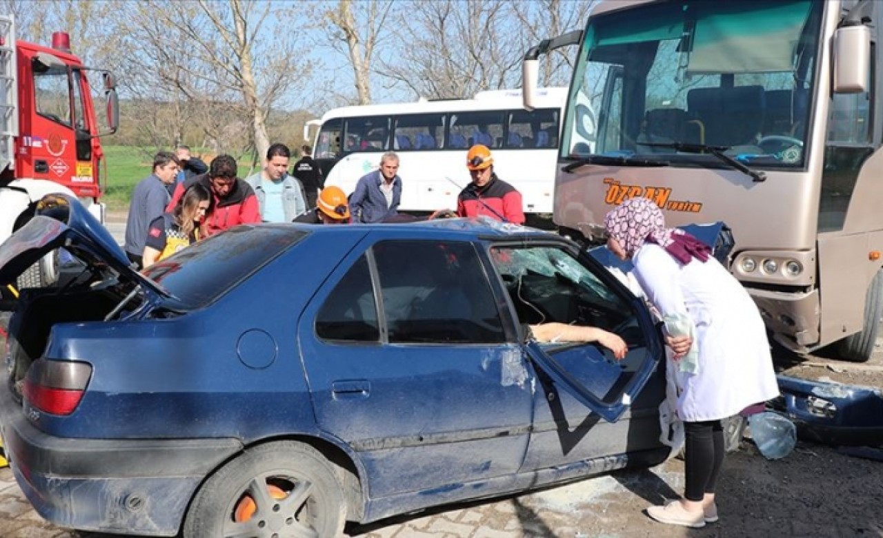 İşçileri taşıyan midibüs otomobille çarpıştı: 12 yaralı