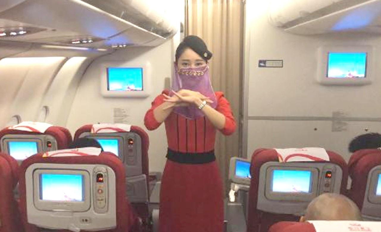 Çinli hosteslerden 10 bin metrede şov