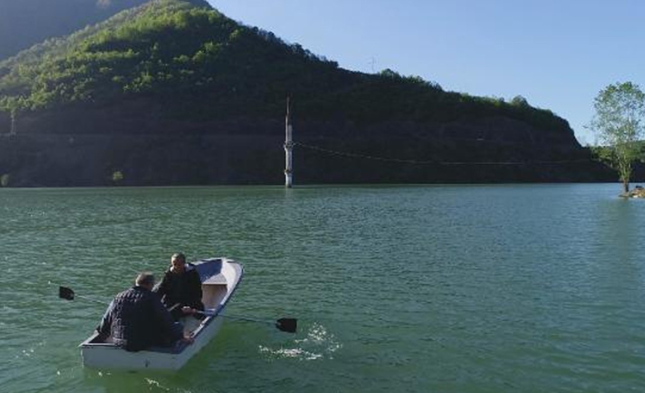 Su altında kalan minareye sandalla ziyaret