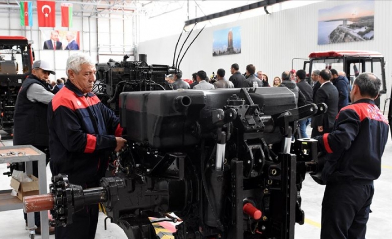 Traktör fabrikasında ilk traktörler banttan indi