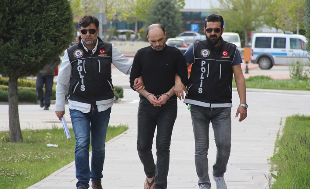 Uyuşturucuyu 11 yaşındaki oğlunun üzerine sarmış