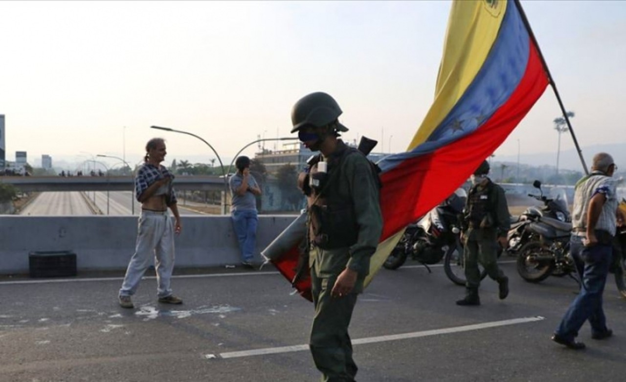Venezuela’da darbe girişimi! Müdahale başladı