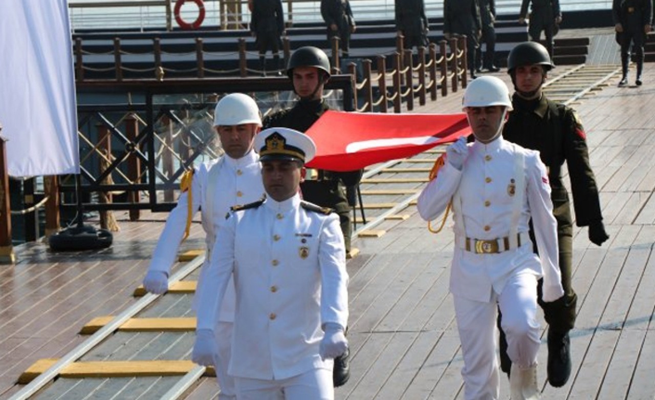 100 yıllık gurur! Atatürk'ü temsil eden bayrak karaya çıkarıldı