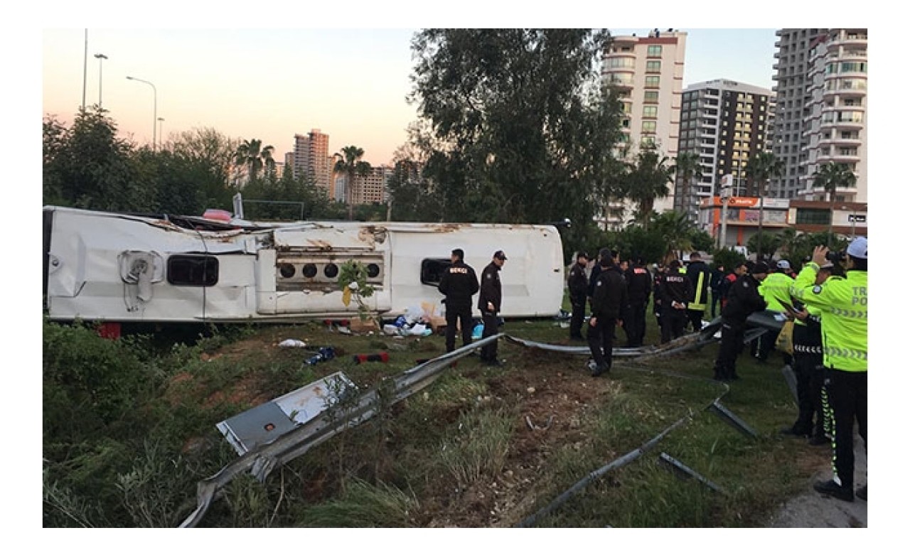 Adana'da yolcu otobüsü devrildi: 2 ölü,  29 yaralı