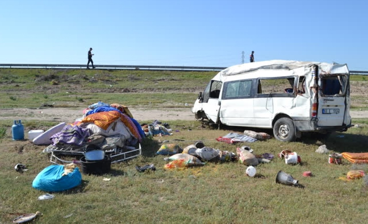 Tarım işçilerini taşıyan minibüs devrildi: Çok sayıda yaralı