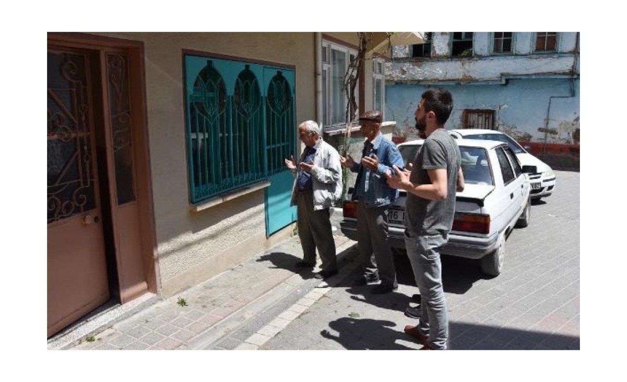 Apartmanın altındaki türbe görenleri şaşırtıyor