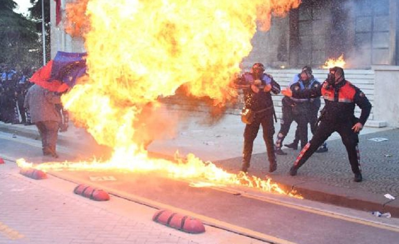 Protestocular başbakanlık binasına molotof ile saldırdı