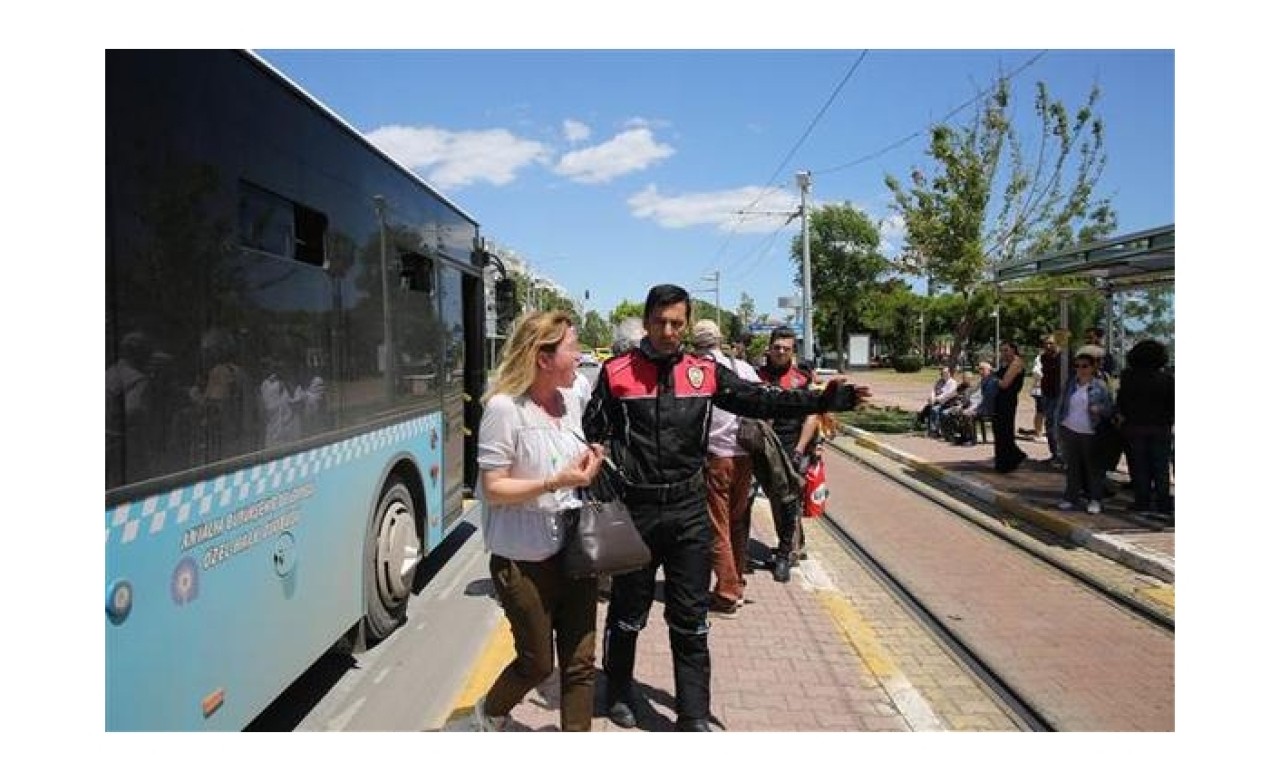 Atatürk'e,  Türklüğe ve dini inançlara hakaret eden kadın serbest