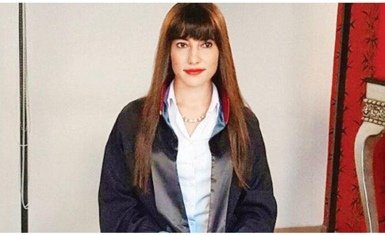 Avukatın eteğine müdahale eden hâkim açığa alındı