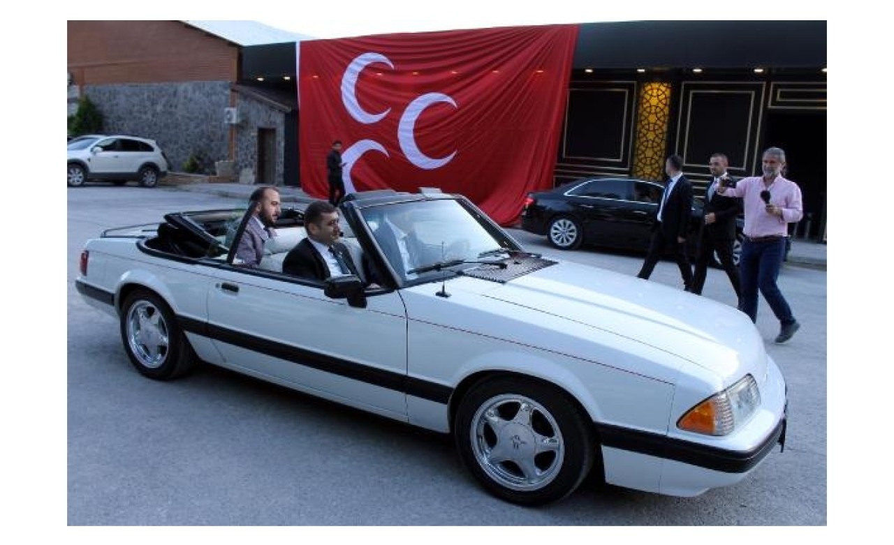 MHP Lideri Bahçeli'nin hediye ettiği eski model otomobil Kayseri'ye geldi