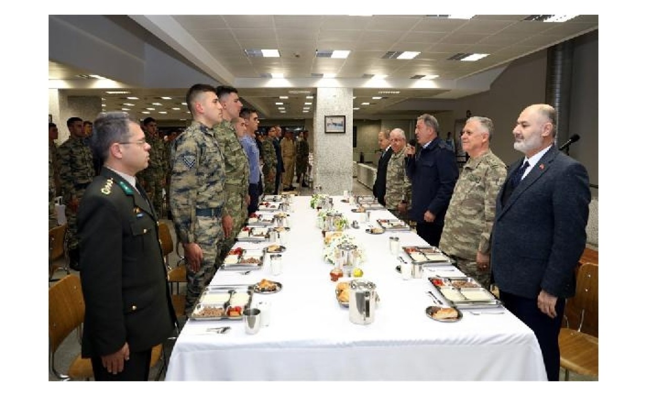 Bakan Akar,  Mehmetçik ile iftar yaptı