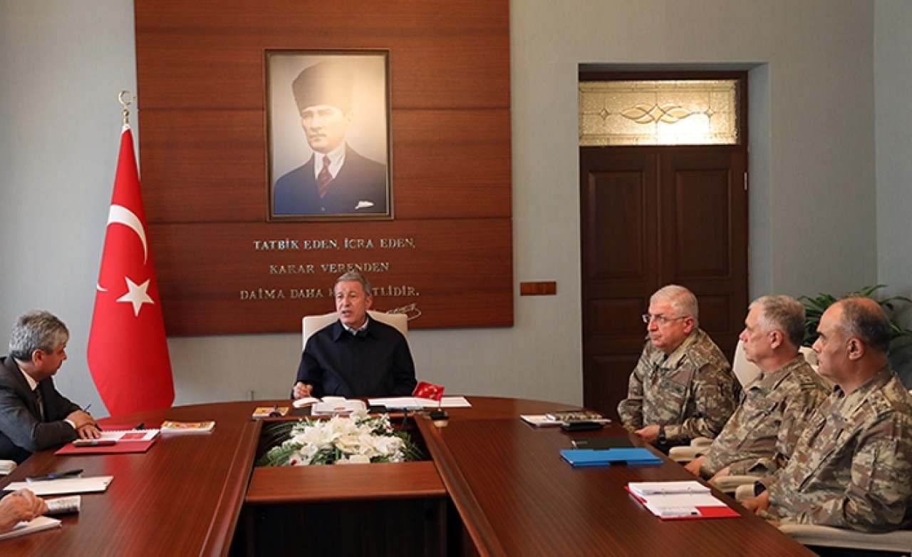 Bakan Akar ve komutanlar sınır hattında