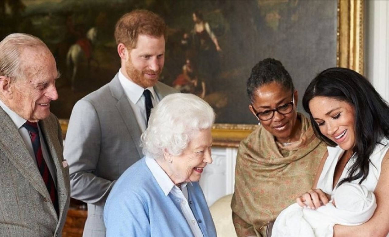 BBC Prens Harry'nin oğlunu maymuna benzeten DJ'yi kovdu