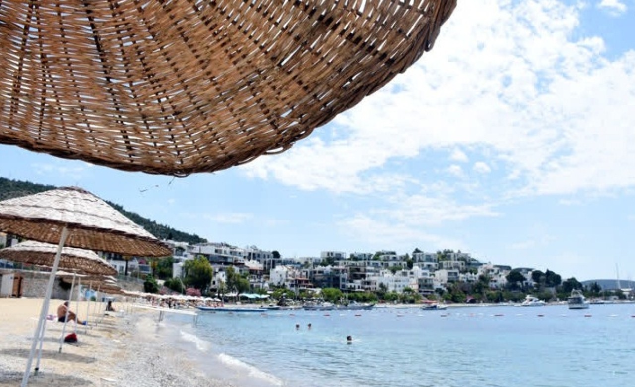 Bodrum'un halk plajlarındaki şezlonglar kaldırılıyor