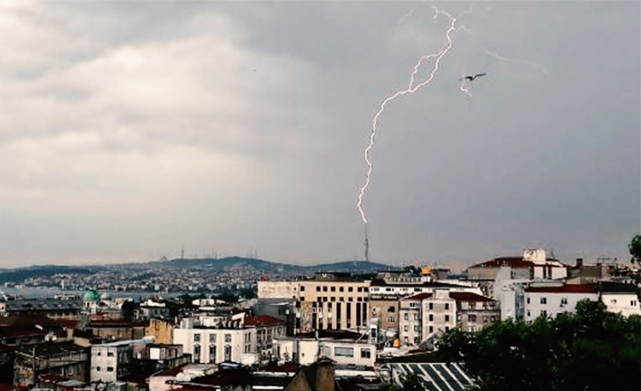 Çamlıca'da yıldırım düşmesi böyle görüntülendi