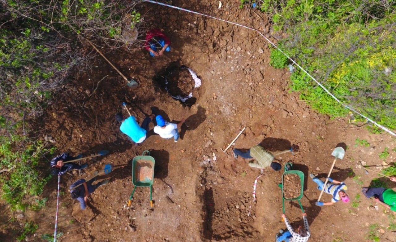 Çanakkale’de kaçak kazıda zemin mozaiği ortaya çıktı