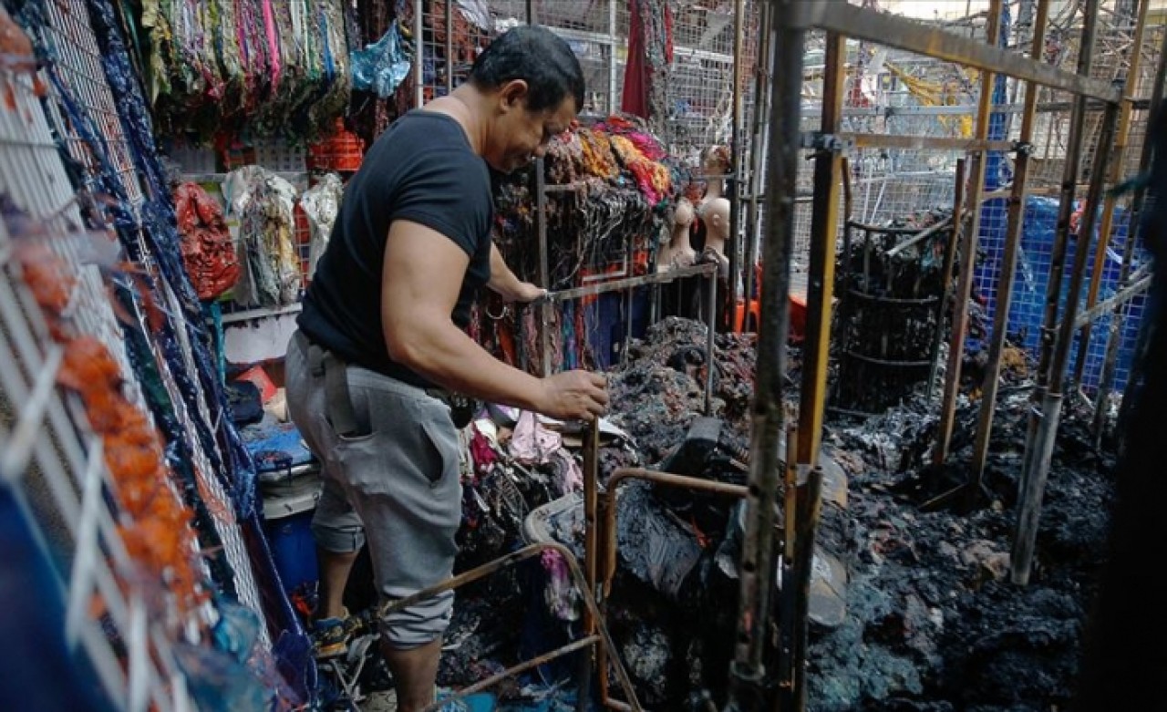 Çıkan yangında 30 dükkan yok oldu
