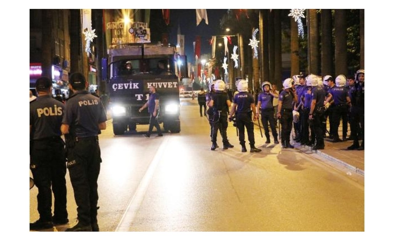 Denizli'de şampiyon iki takımın taraftarları kavga etti