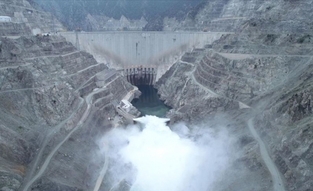 Deriner Barajı'nda dolusavaklardan su bırakıldı
