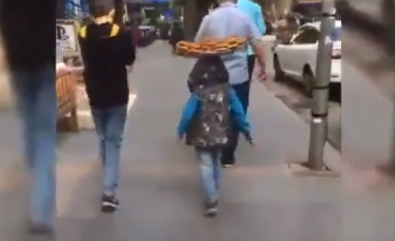 Diyarbakır'da simit satan çocuğa duygulandıran sürpriz