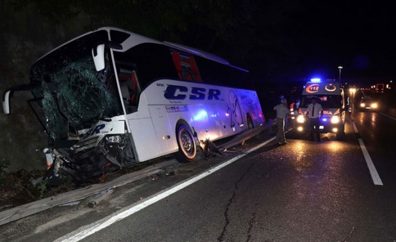 Yolcu otobüsü traktörle çarpıştı: 1 ölü,  12 yaralı
