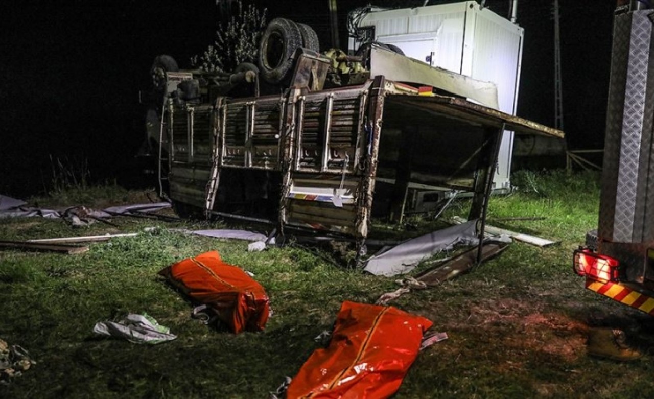 Düzensiz göçmenleri taşıyan kamyon devrildi: Çok sayıda ölü ve yaralı