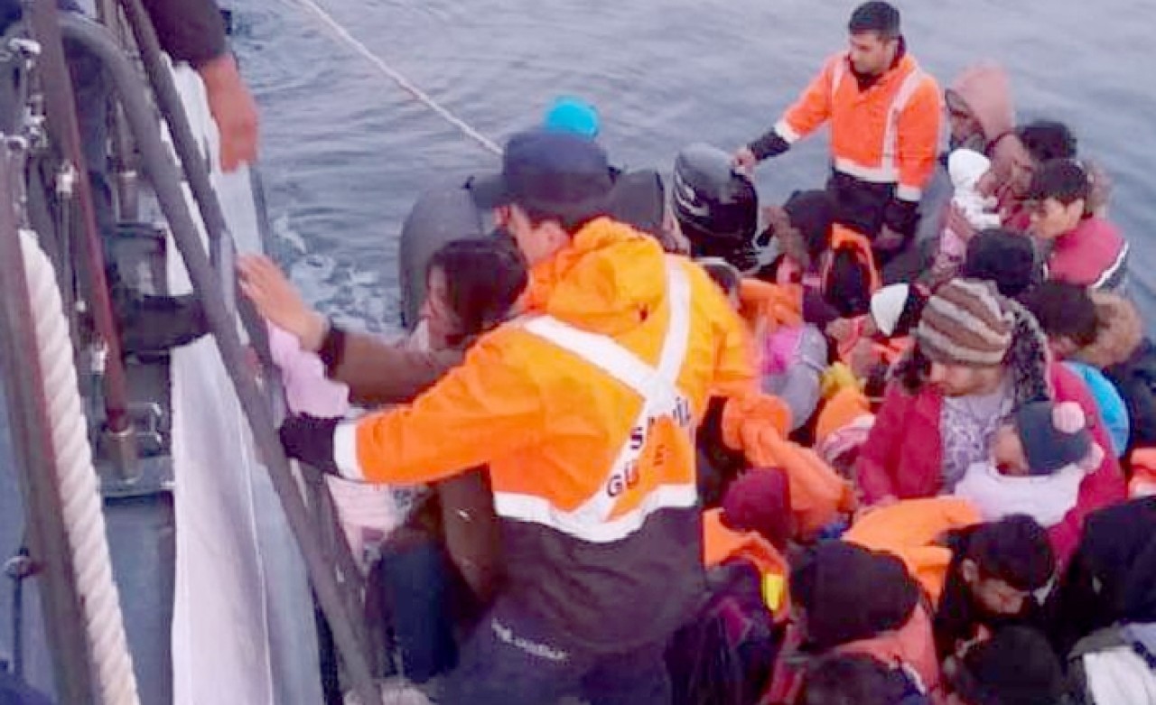 Edirne'de lastik botta 52 kaçak yakalandı 