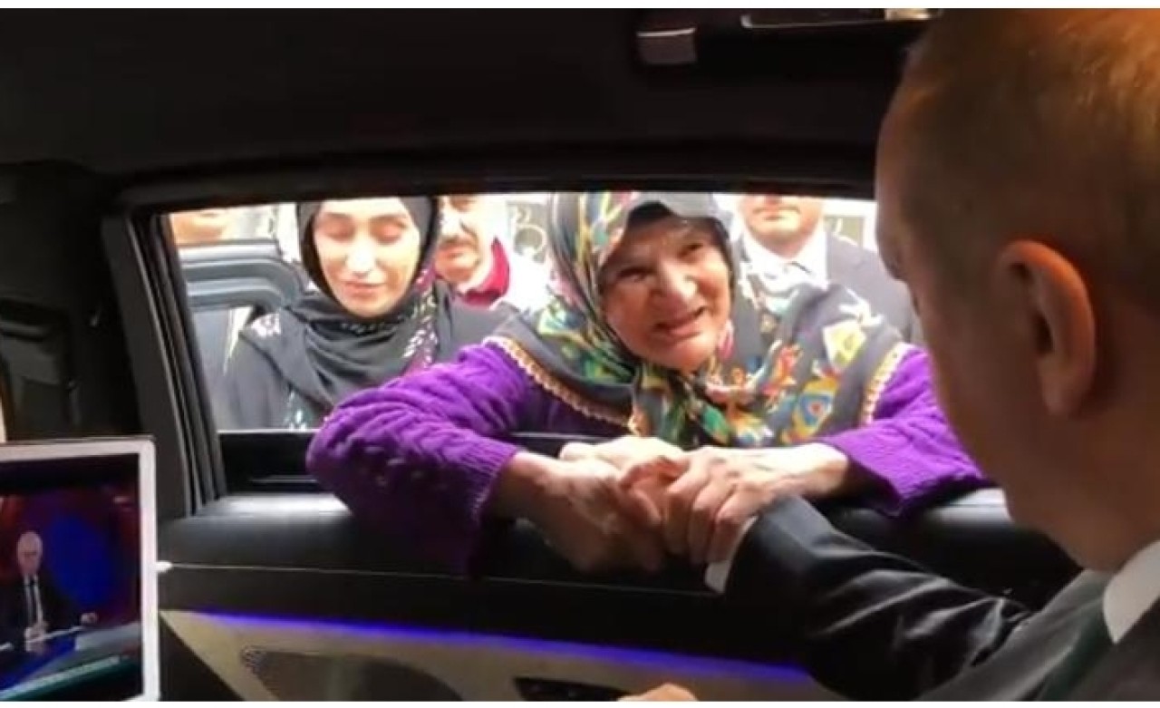 Erdoğan'dan yaşlı kadınla seçim sohbeti