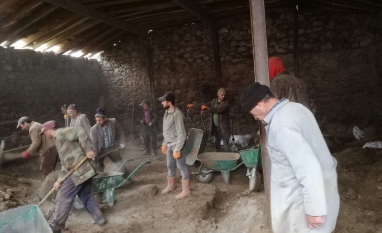 Erzurum'da bir ahırın çatısı çöktü: 2 ölü,  2 yaralı