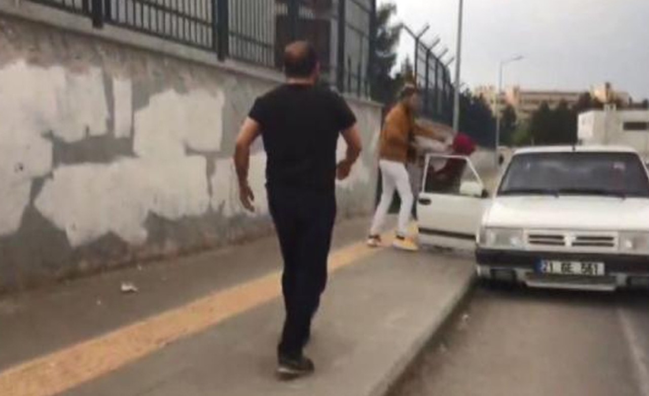 Eşi ve çocuğuna yolda şiddet uyguladı