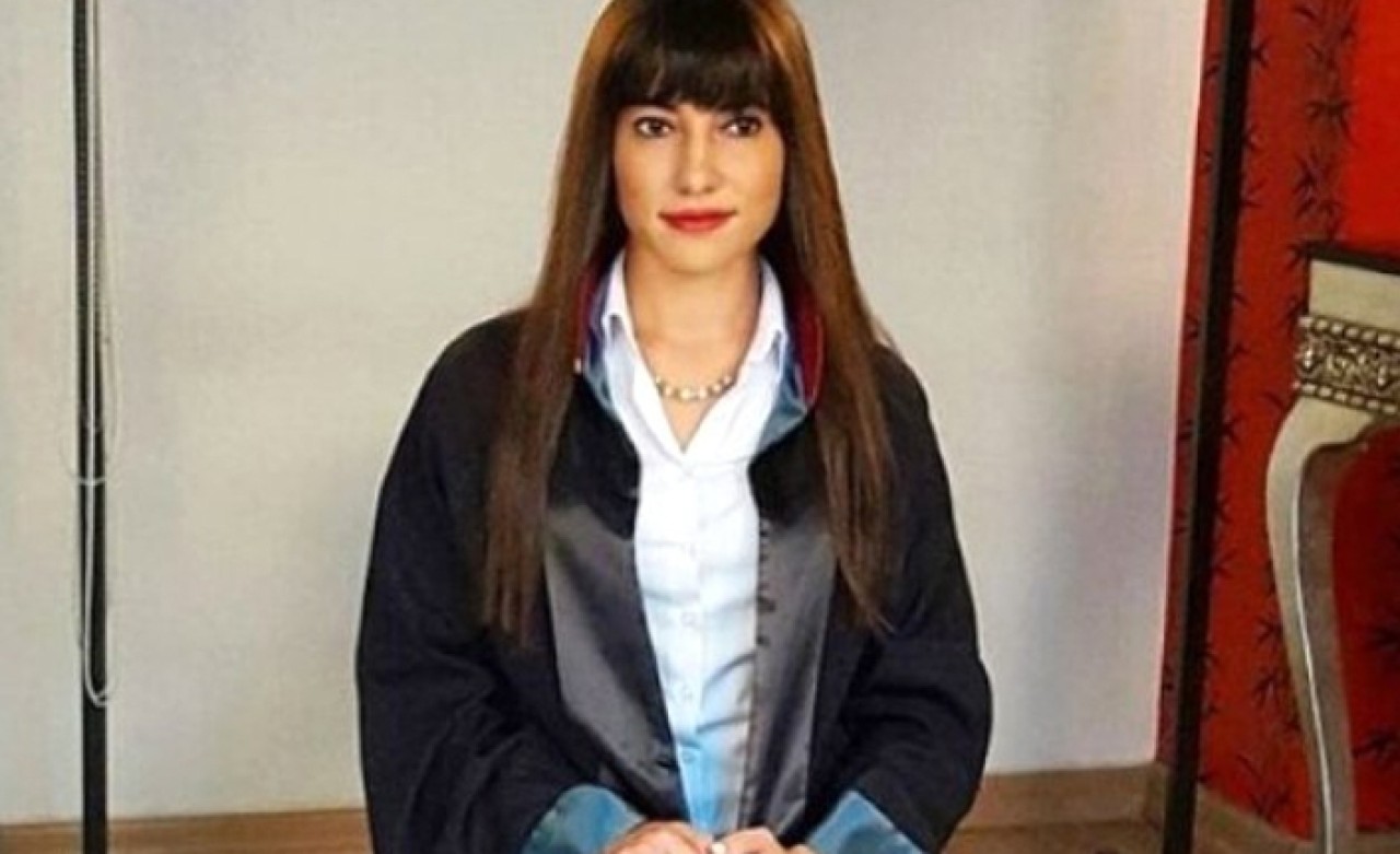 Etek boyu tartışmasının kahramanı avukat,  aynı etekle adliyede poz verdi