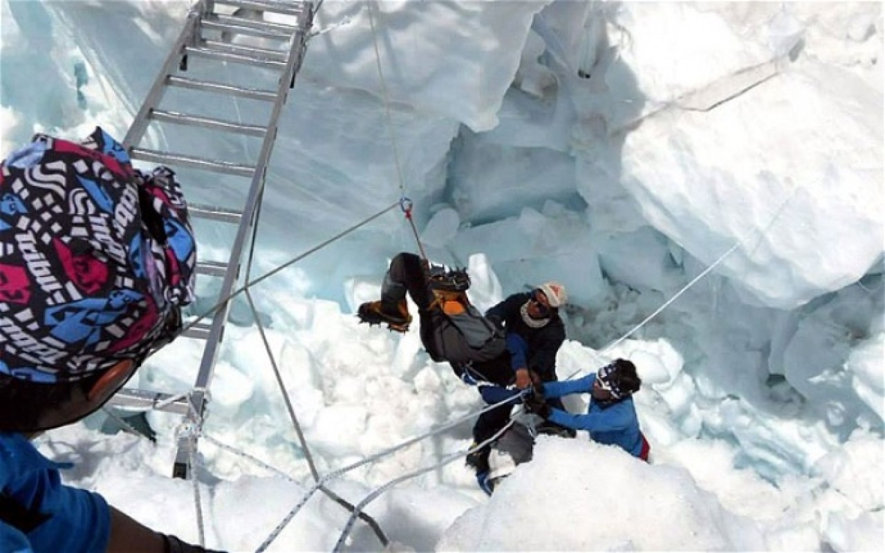 Everest tırmanışında 3 dağcı öldü