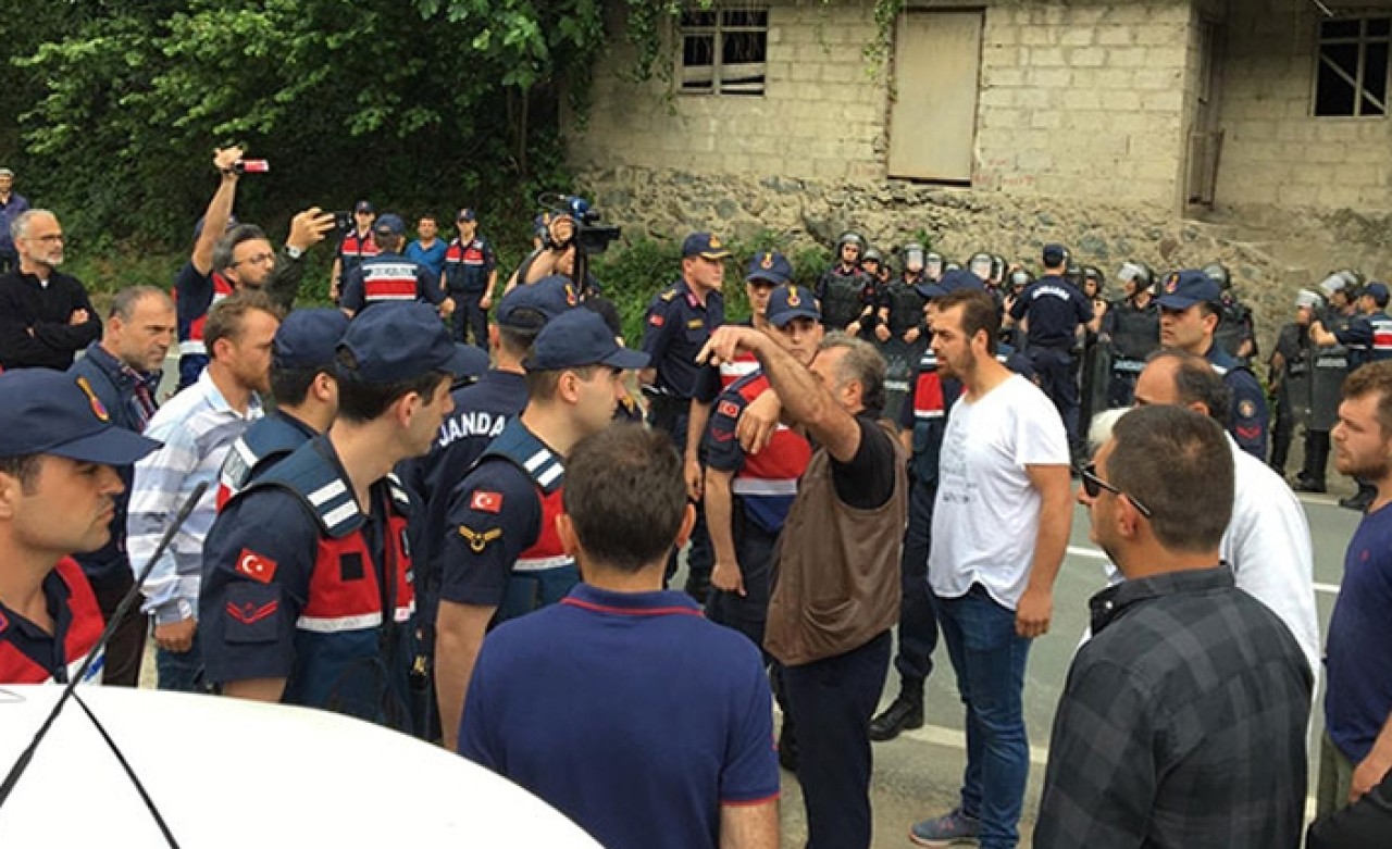 Fırtına Vadisi'nde kaçak yapıların yıkımı öncesi gerginlik