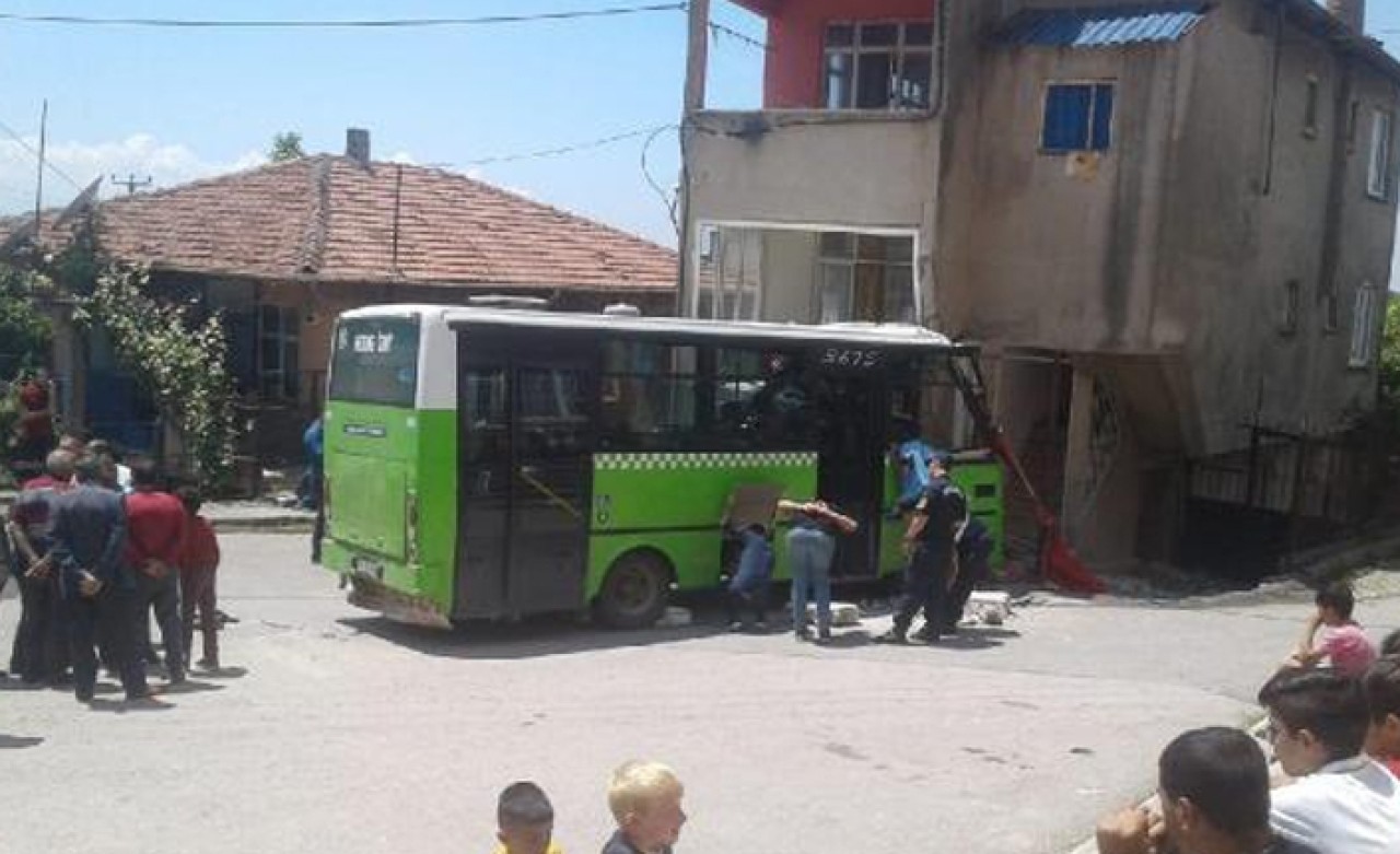 Freni boşalan halk otobüsü binaya daldı!