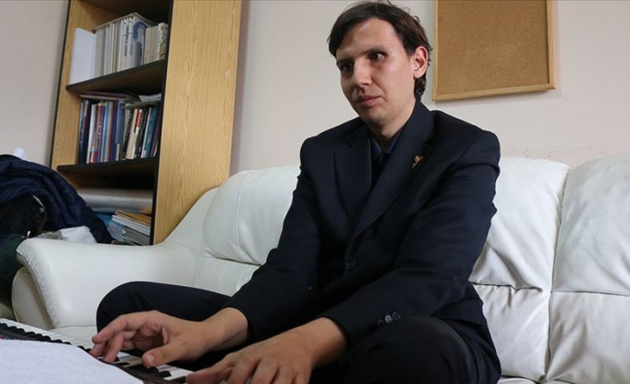 Görme engellilere notaları dokunarak öğretiyorlar