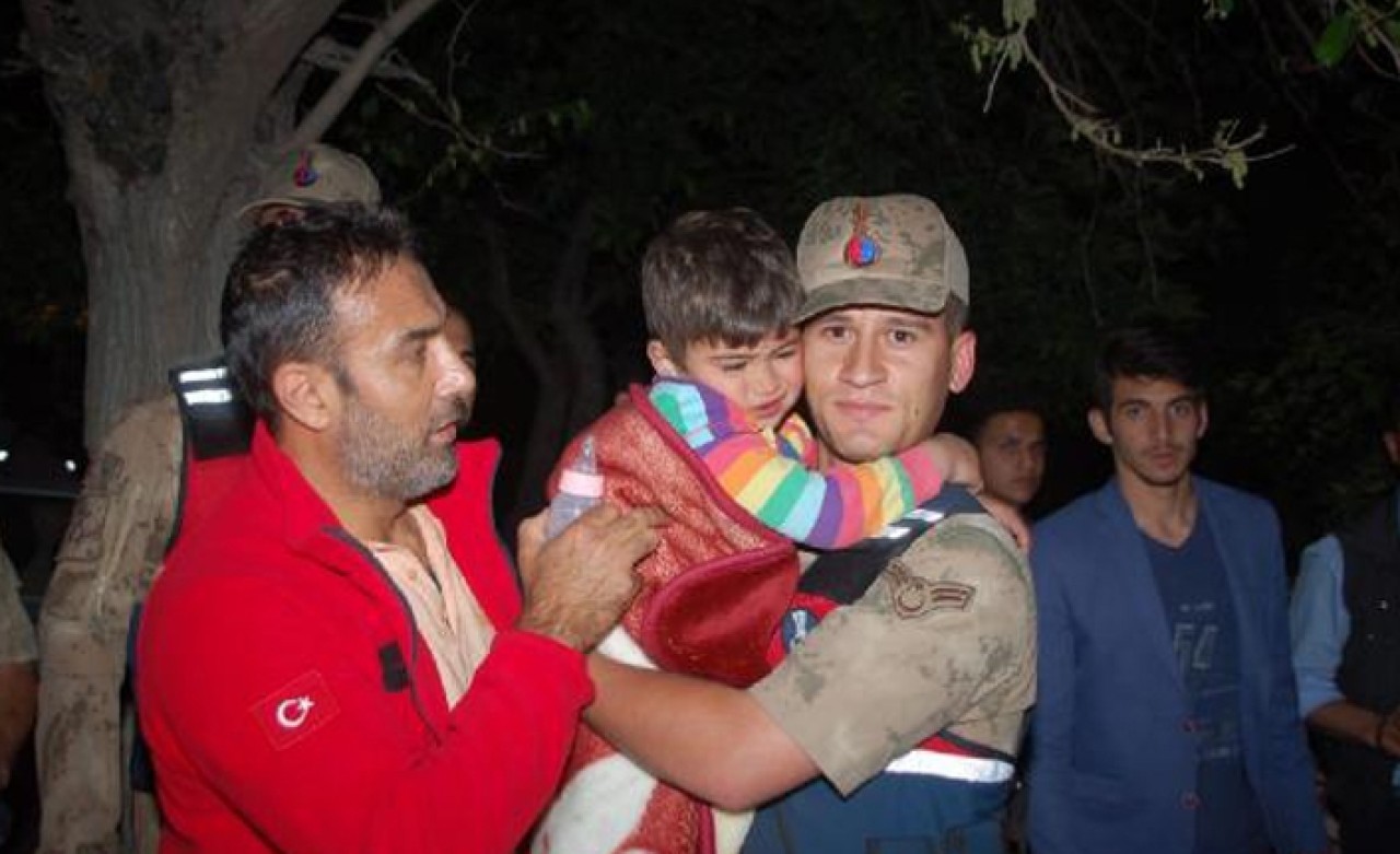 Her yerde aranan küçük Mustafa,  tarlada uyurken bulundu