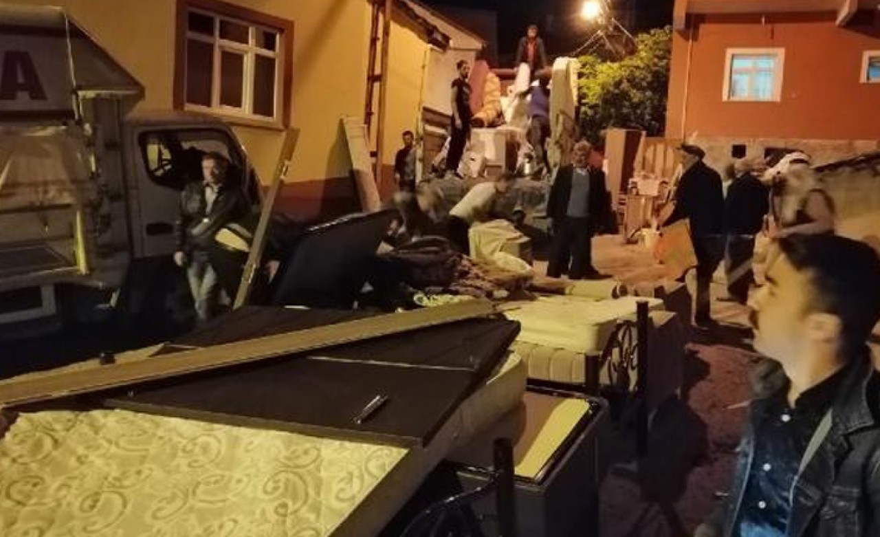 Heyelanda 15 binanın çöktüğü mahalleye giriş yasak