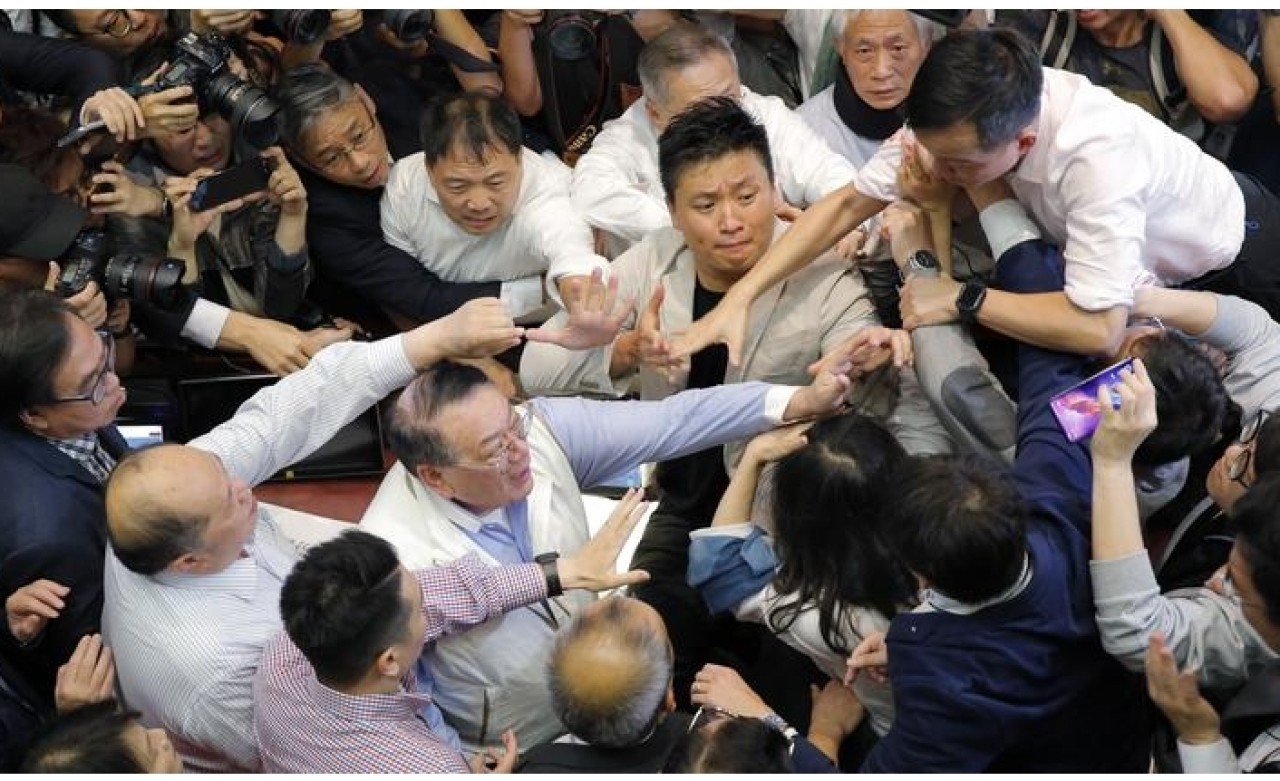 Hong Kong parlamentosunda kavga çıktı